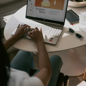 windows-koqt2va6OME-unsplash